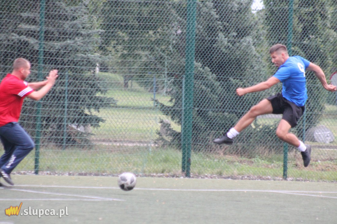 Dwa zespoły odjeżdżają reszcie stawki