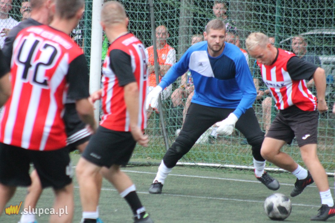 Dwa zespoły odjeżdżają reszcie stawki