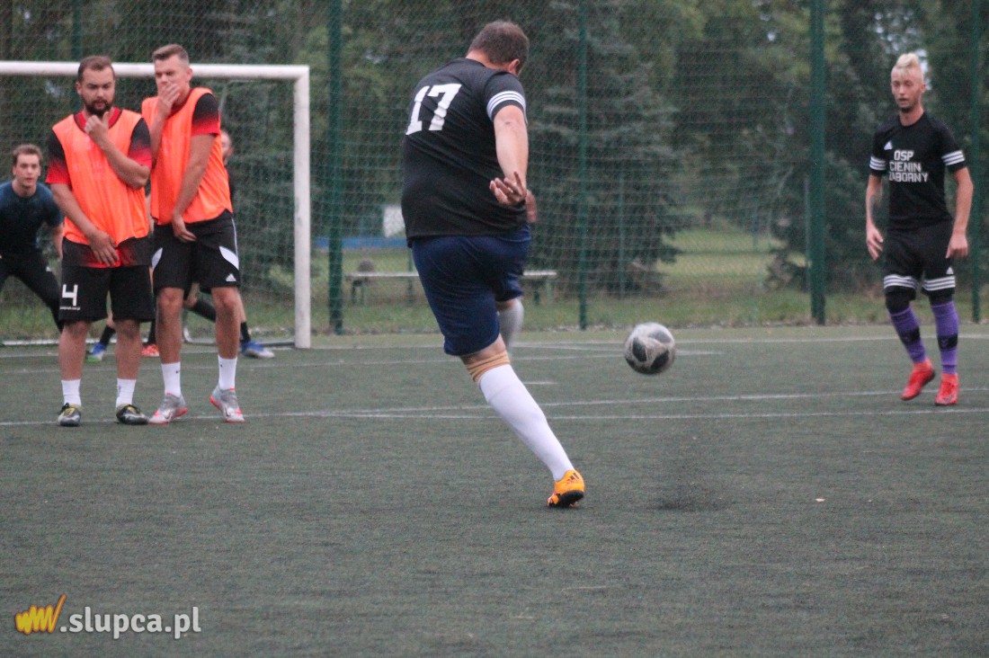 Dwa zespoły odjeżdżają reszcie stawki