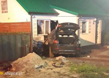 BMW wjechało w dom ZDJĘCIA