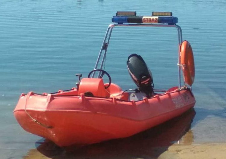 Pływał na jeziorze. Mógł się utopić