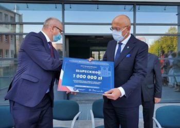 Wojewoda wręczył czeki i podpisał umowy