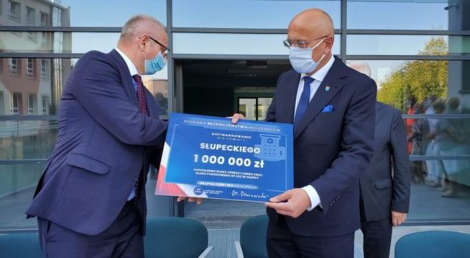 Wojewoda wręczył czeki i podpisał umowy