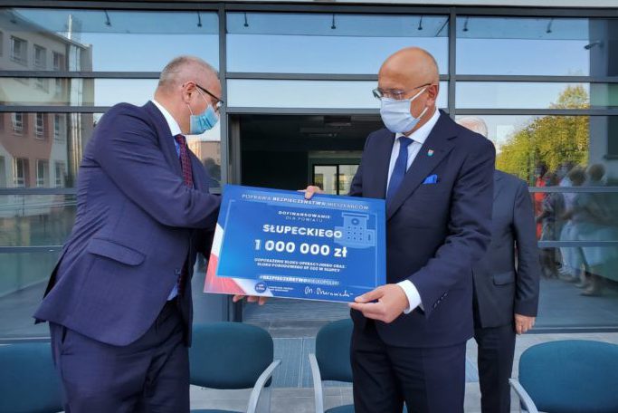 Wojewoda wręczył czeki i podpisał umowy