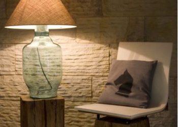 Szklana lampa stołowa dopasowana do Twojej sypialni – kilka cennych porad