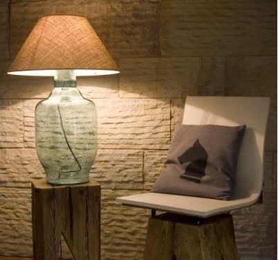 Szklana lampa stołowa dopasowana do Twojej sypialni – kilka cennych porad