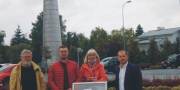 Rozdawali naklejki z flagą Białorusi