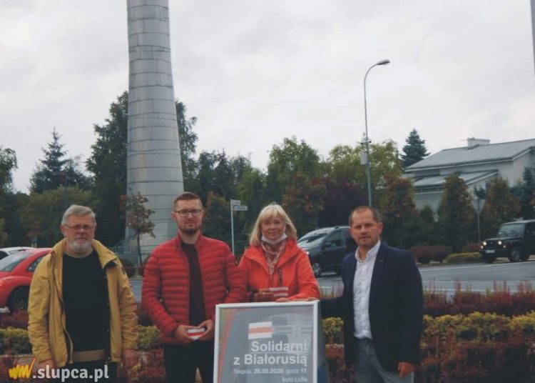 Rozdawali naklejki z flagą Białorusi