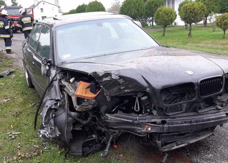 Stracił panowanie, uderzył w drzewo