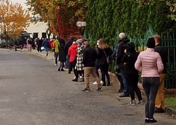 Gigantyczne kolejki przed szpitalem