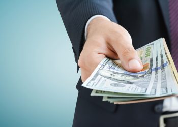 Gdzie zaciągnąć pożyczkę – w banku czy firmie pożyczkowej?