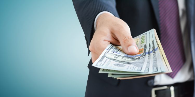 Gdzie zaciągnąć pożyczkę – w banku czy firmie pożyczkowej?