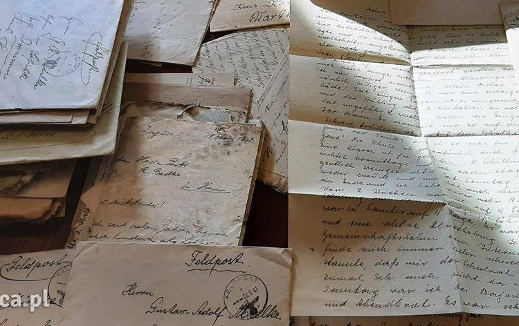 Dokumenty zamurowane w ścianie materiałem na książkę?