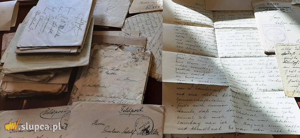 Dokumenty zamurowane w ścianie materiałem na książkę?