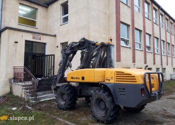 Trwają prace przy budynku w Kopojnie