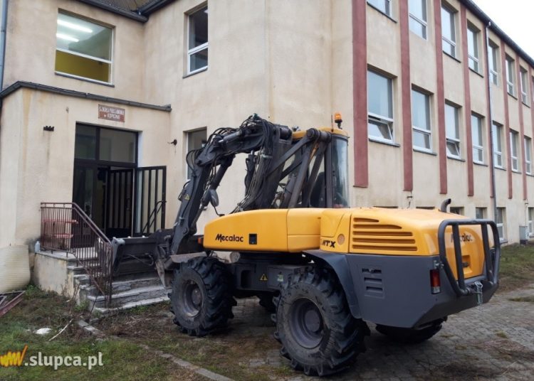 Trwają prace przy budynku w Kopojnie