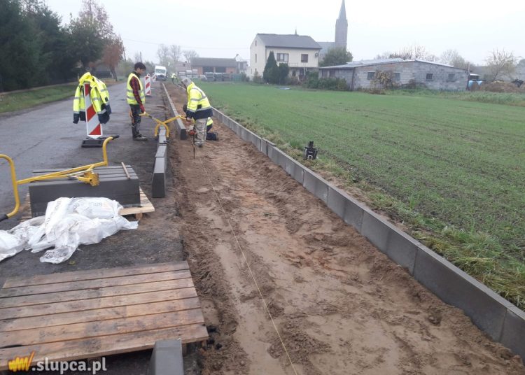 Powiat buduje chodniki