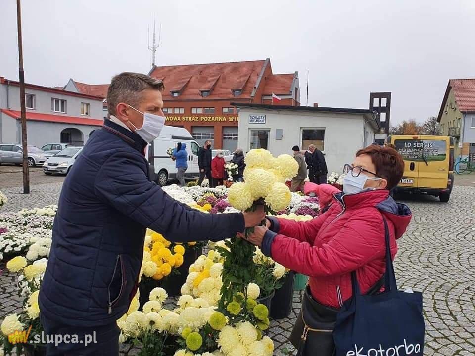 Rozdawali mieszkańcom chryzantemy