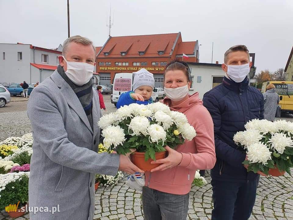 Rozdawali mieszkańcom chryzantemy