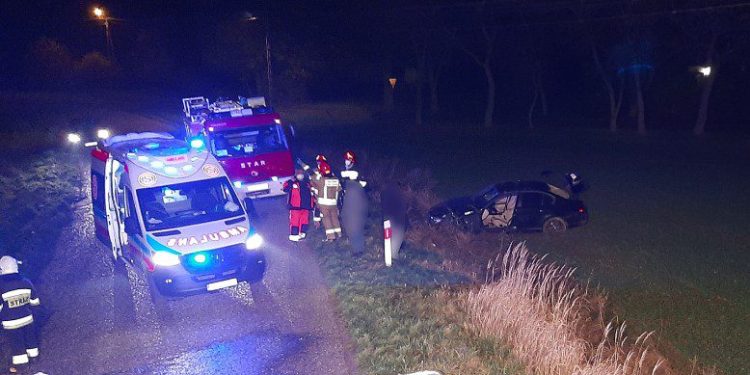 BMW dachowało. Zdjęcia z wypadku