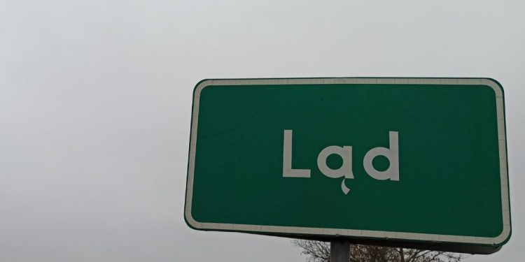 Nielegalna fabryka w Lądzie. W tle ogromne pieniądze