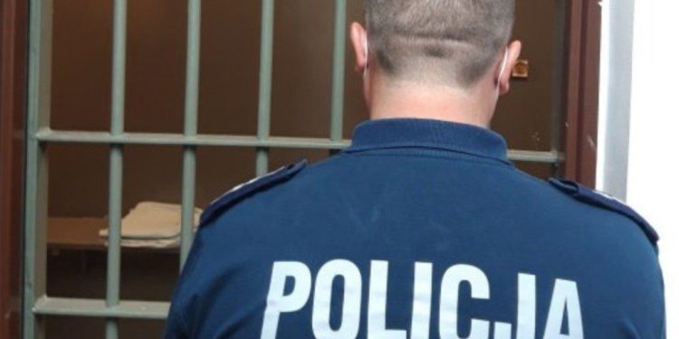 Po pijaku uderzył w ogrodzenie. Miał narkotyki