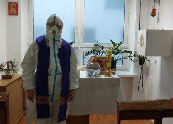 Ksiądz w szpitalu. Tak pomaga chorym na covid