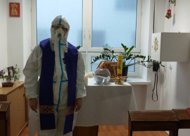 Ksiądz w szpitalu. Tak pomaga chorym na covid