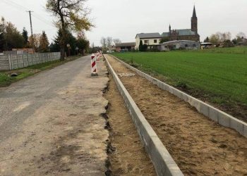 Budują chodnik w Trąbczynie