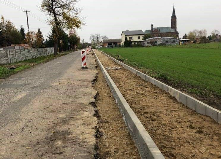 Budują chodnik w Trąbczynie