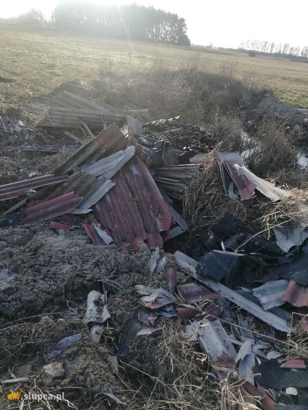 Tony śmieci na łąkach koło Lądku