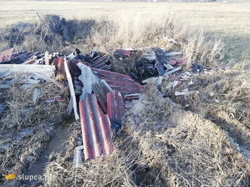 Tony śmieci na łąkach koło Lądku