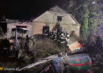 Pożar domu w Cieninie. Zdjęcia z akcji