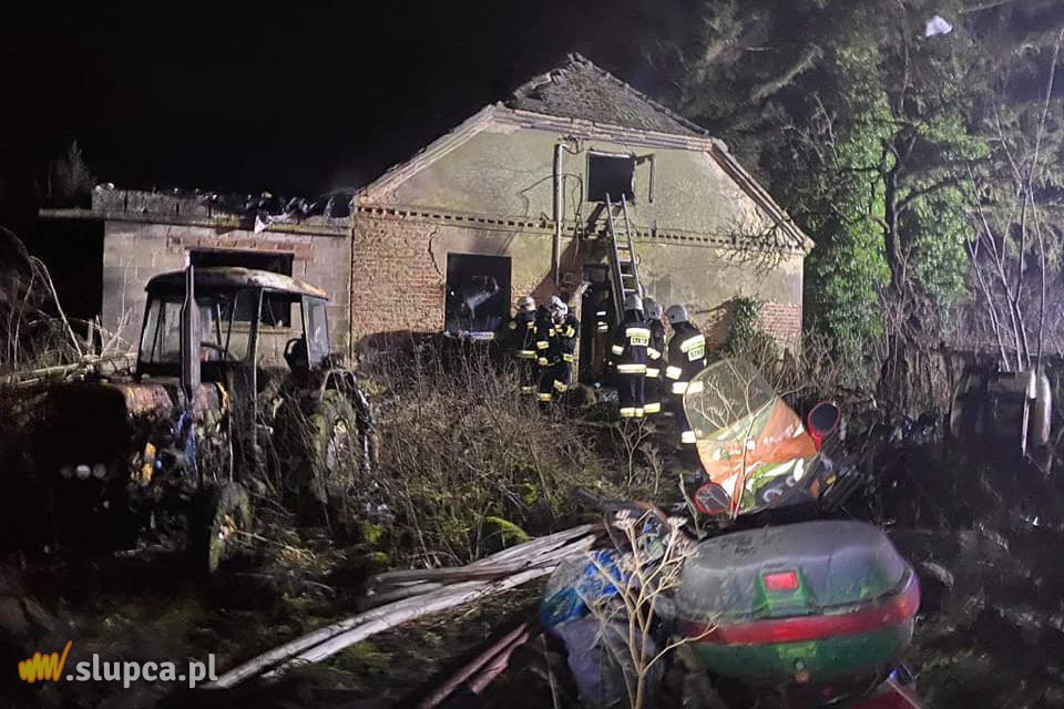Pożar domu w Cieninie. Zdjęcia z akcji