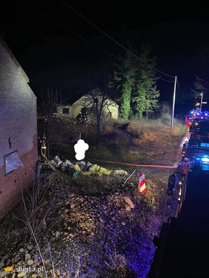 Pożar domu w Cieninie. Zdjęcia z akcji