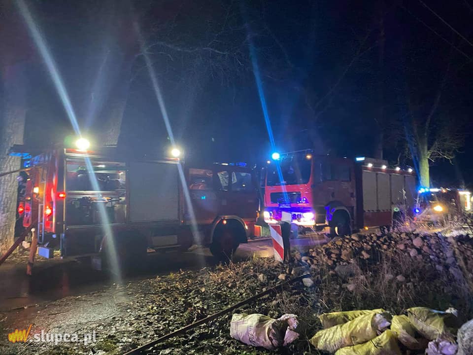 Pożar domu w Cieninie. Zdjęcia z akcji