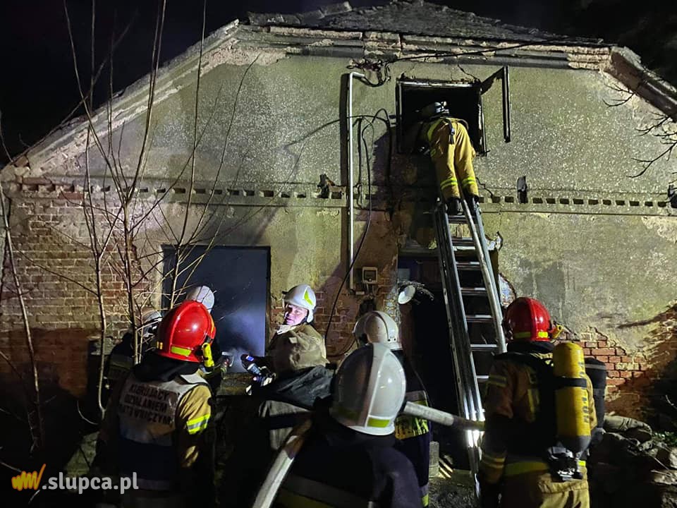 Pożar domu w Cieninie. Zdjęcia z akcji
