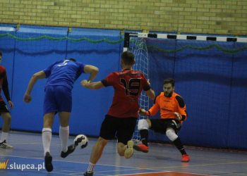 Outsider ogrywa lidera