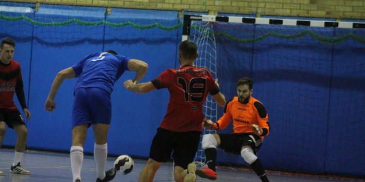 Outsider ogrywa lidera