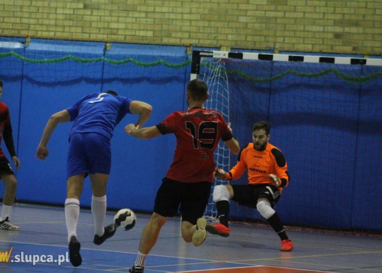 Outsider ogrywa lidera