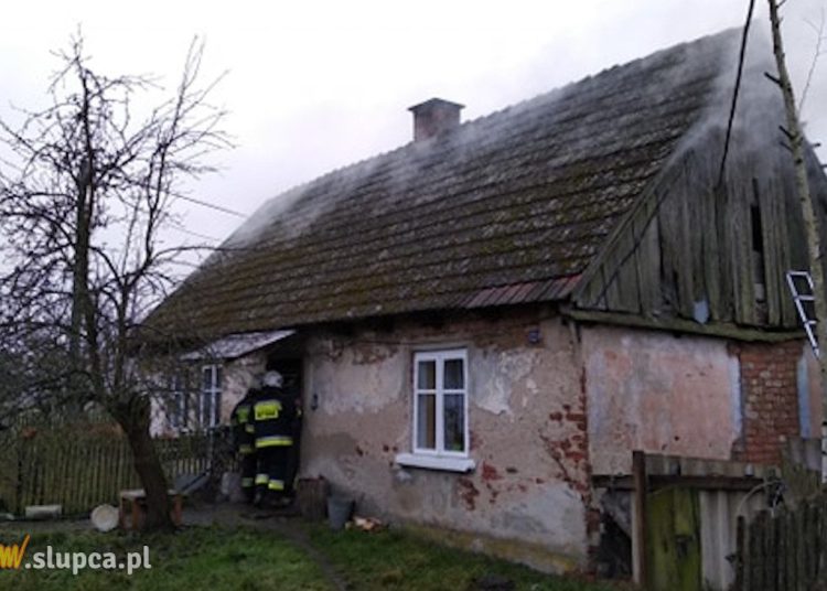 Pali się dom. Trwa akcja strażaków