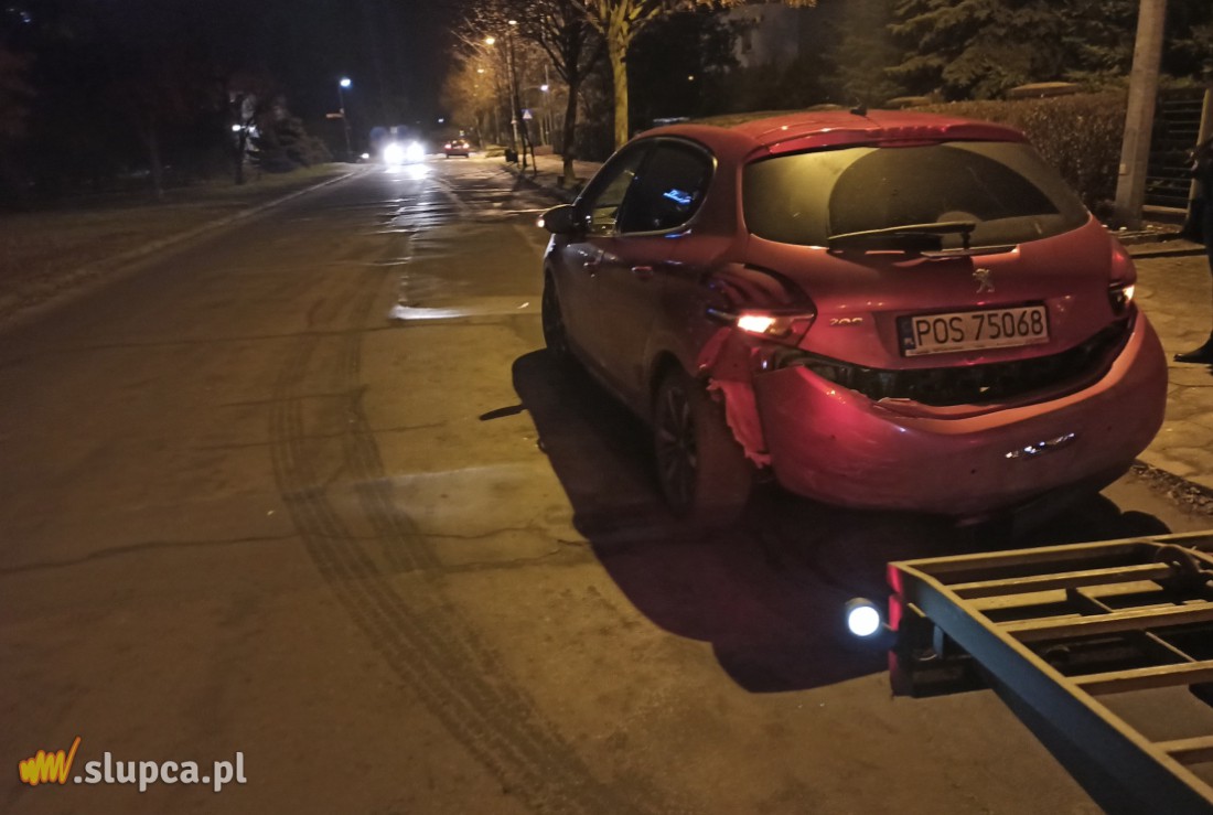 Szaleńczy rajd ulicami Słupcy. Uderzył w auto, uciekł i dachował