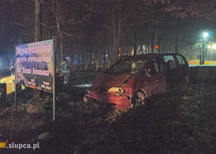 Szaleńczy rajd ulicami Słupcy. Uderzył w auto, uciekł i dachował