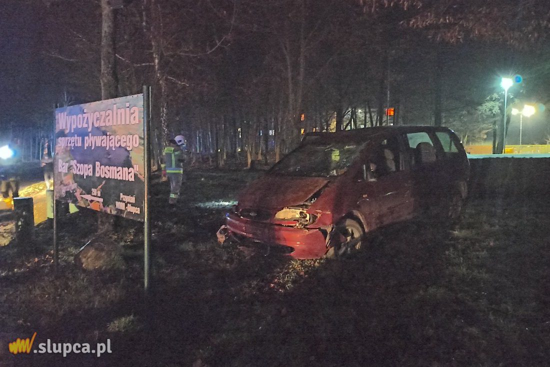 Szaleńczy rajd ulicami Słupcy. Uderzył w auto, uciekł i dachował