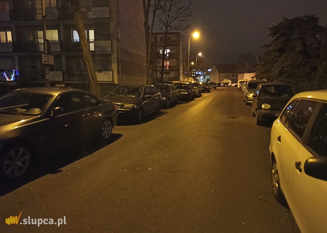 Szaleńczy rajd ulicami Słupcy. Uderzył w auto, uciekł i dachował