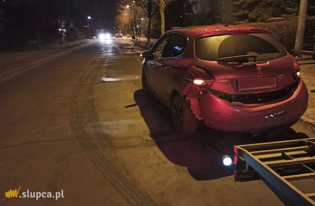 Szaleńczy rajd ulicami Słupcy. Uderzył w auto, uciekł i dachował