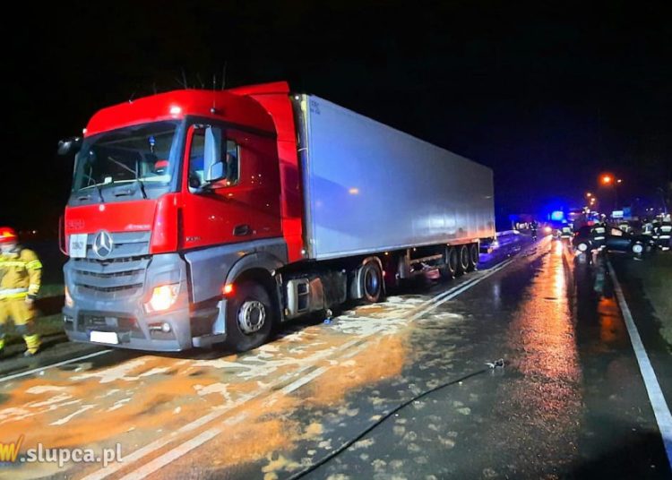 Wypadek na K92 w Słupcy. Dwie osoby w szpitalu ZDJĘCIA