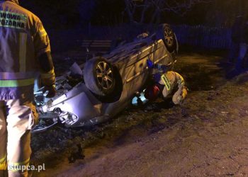 Dachowanie w Kątach. Kierowca uciekł ZDJĘCIA