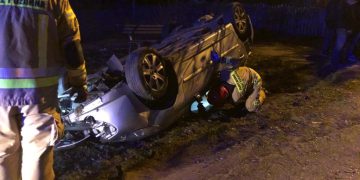 Dachowanie w Kątach. Kierowca uciekł ZDJĘCIA