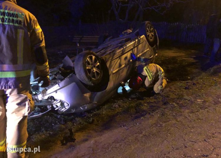 Dachowanie w Kątach. Kierowca uciekł ZDJĘCIA